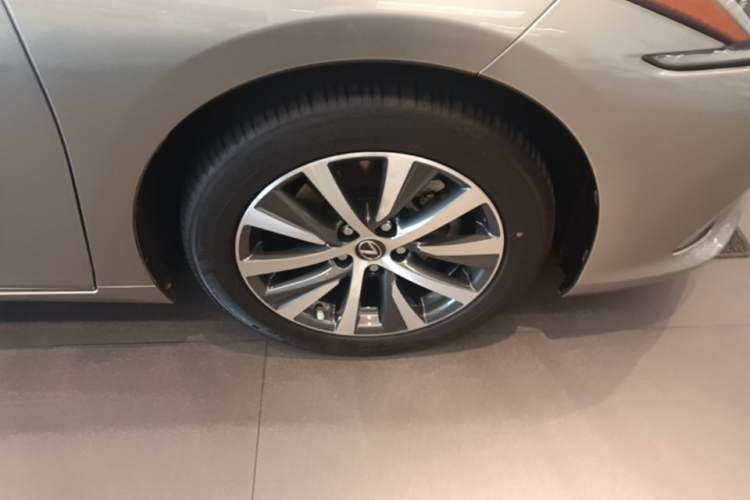 Used Lexus ES 2020 300h Premier Edition Right Front Wheel Hub