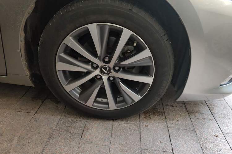 Used Lexus ES 2020 200 Excellence Edition Right Front Wheel Hub