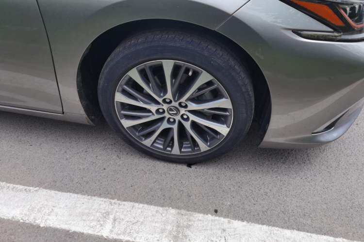Used Lexus ES 2020 300h Deluxe Edition Right Front Wheel Hub