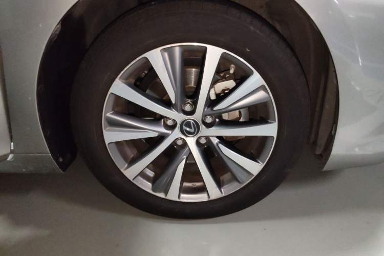 Used Lexus ES 2020 200 Excellence Edition Right Front Wheel Hub