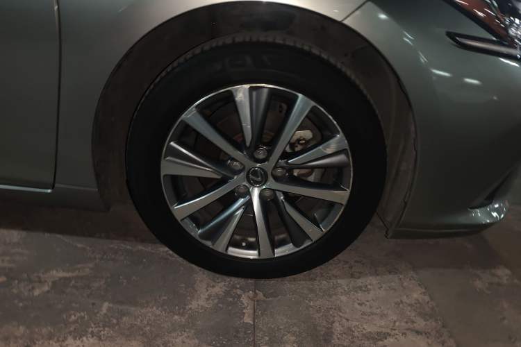 Used Lexus ES 2020 200 Excellence Edition Right Front Wheel Hub