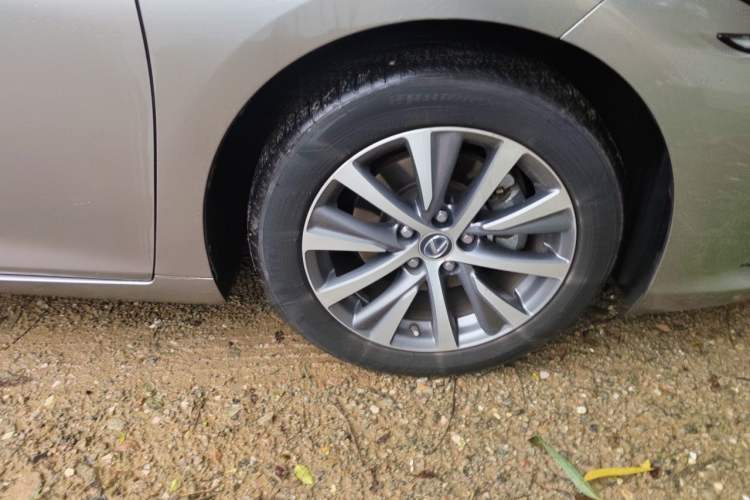 Used Lexus ES 2020 300h Premier Edition Right Front Wheel Hub