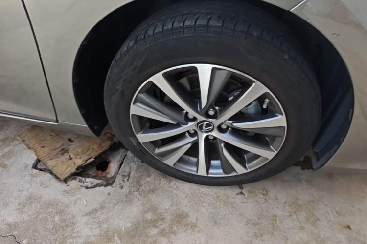 Used Lexus ES 2020 200 Excellence Edition Right Front Wheel Hub