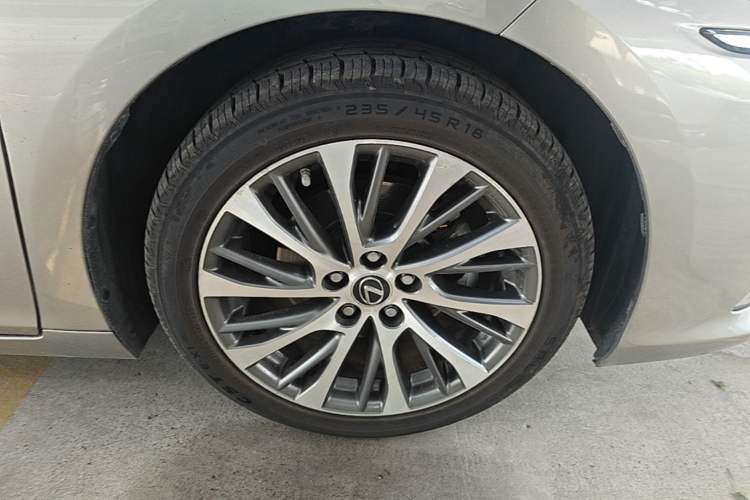 Used Lexus ES 2020 300h Premium Edition Right Front Wheel Hub