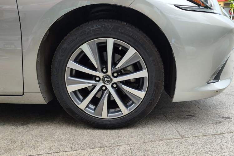 Used Lexus ES 2020 200 Excellence Edition Right Front Wheel Hub
