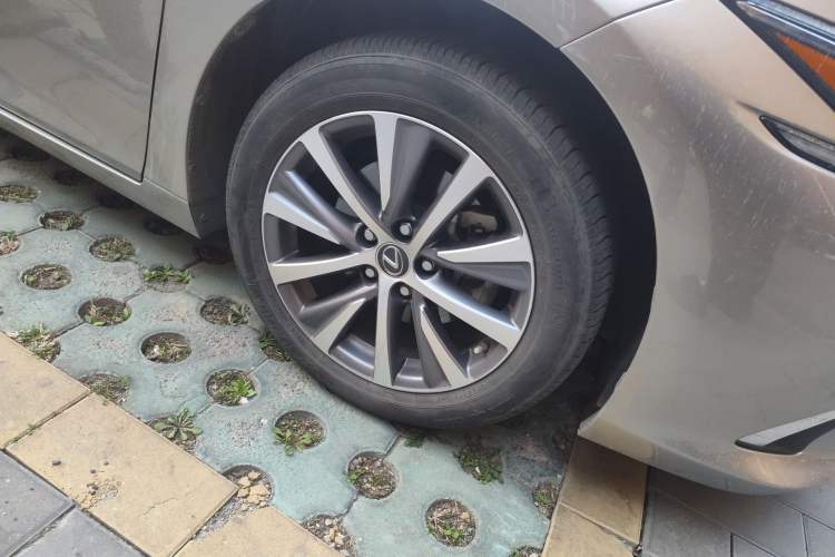 Used Lexus ES 2020 200 Excellence Edition Right Front Wheel Hub