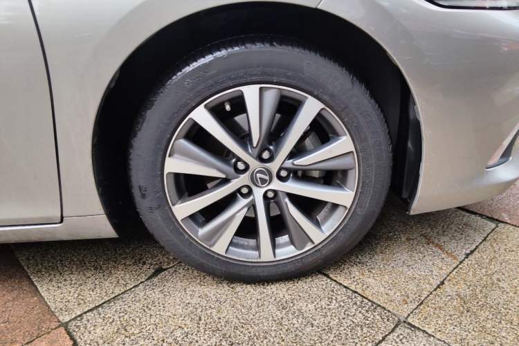 Used Lexus ES 2020 200 Excellence Edition Right Front Wheel Hub