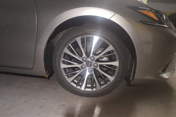 Used Lexus ES 2020 300h Deluxe Edition Right Front Wheel Hub