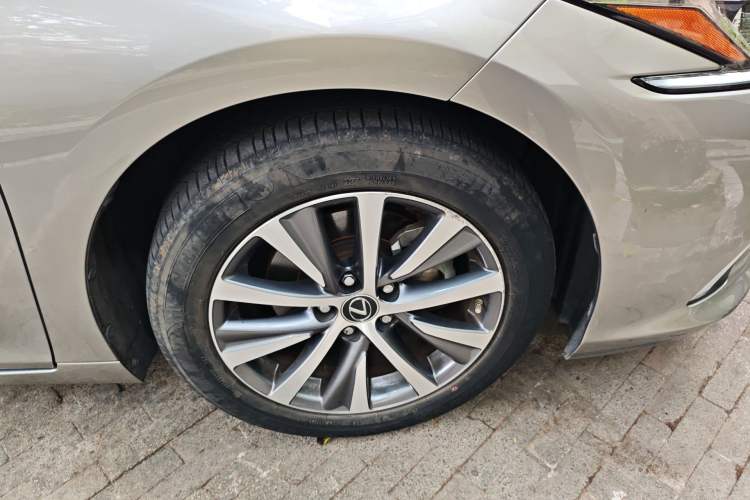 Used Lexus ES 2020 300h Premier Edition Right Front Wheel Hub