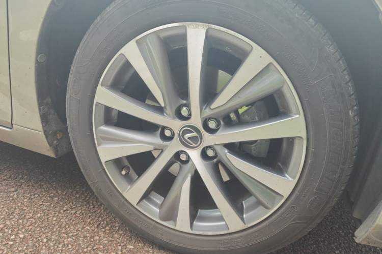 Used Lexus ES  Right Front Wheel Hub