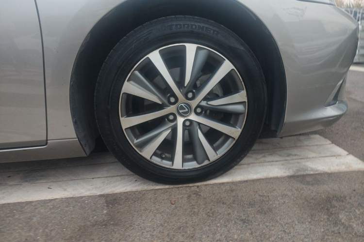 Used Lexus ES 2020 200 Excellence Edition Right Front Wheel Hub