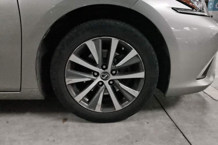 Used Lexus ES 2020 200 Excellence Edition Right Front Wheel Hub