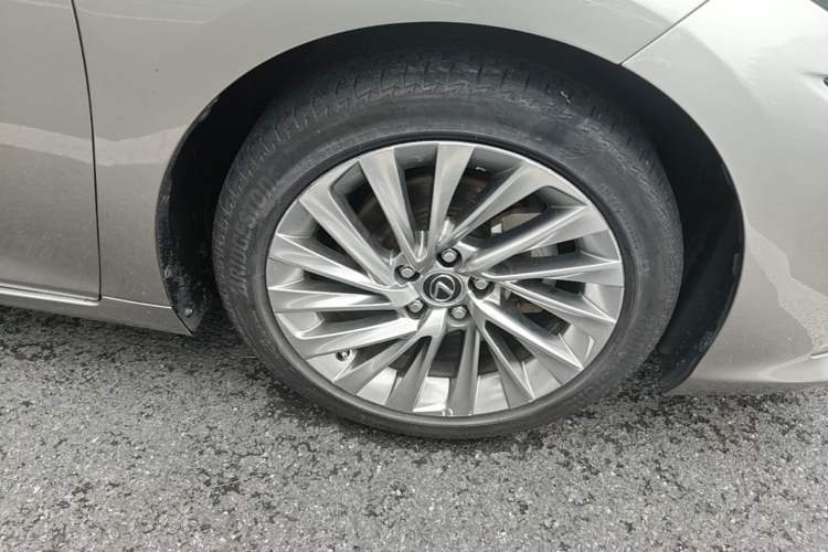 Used Lexus ES 2020 300h Executive Edition Right Front Wheel Hub
