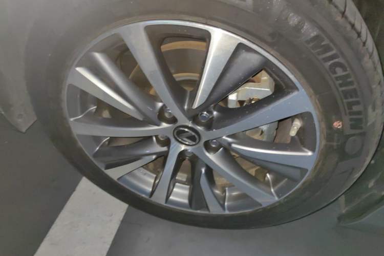Used Lexus ES 2020 300h Premier Edition Right Front Wheel Hub