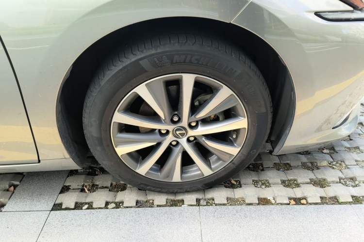 Used Lexus ES 2020 300h Premier Edition Right Front Wheel Hub