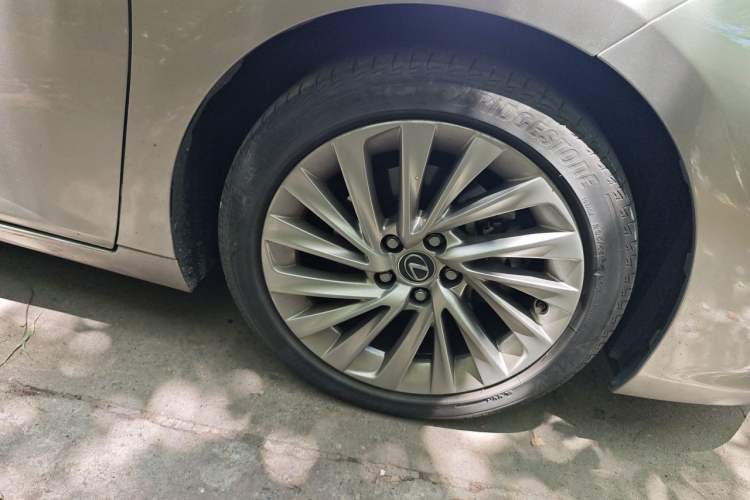 Used Lexus ES 2020 300h Executive Edition Right Front Wheel Hub