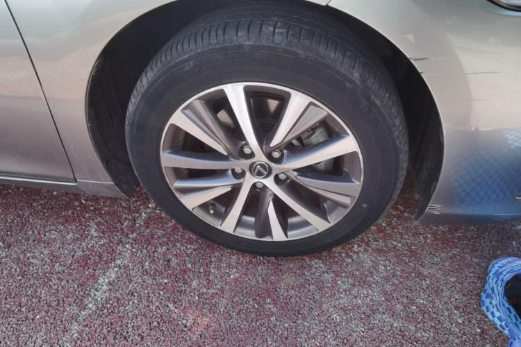 Used Lexus ES 2020 200 Excellence Edition Right Front Wheel Hub