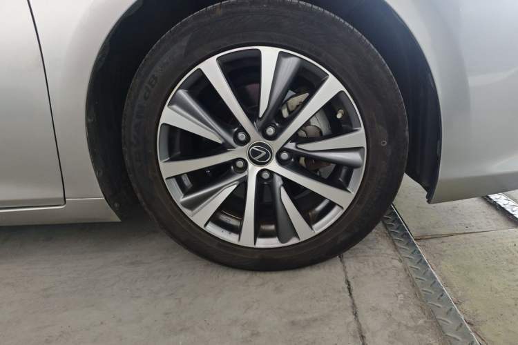 Used Lexus ES 2020 200 Excellence Edition Right Front Wheel Hub