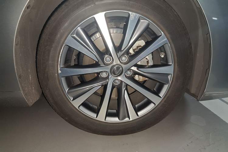 Used Lexus ES  Right Front Wheel Hub