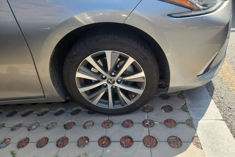 Used Lexus ES 2020 200 Excellence Edition Right Front Wheel Hub