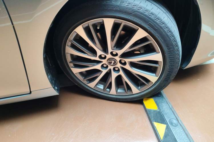 Used Lexus ES 2020 300h Deluxe Edition Right Front Wheel Hub