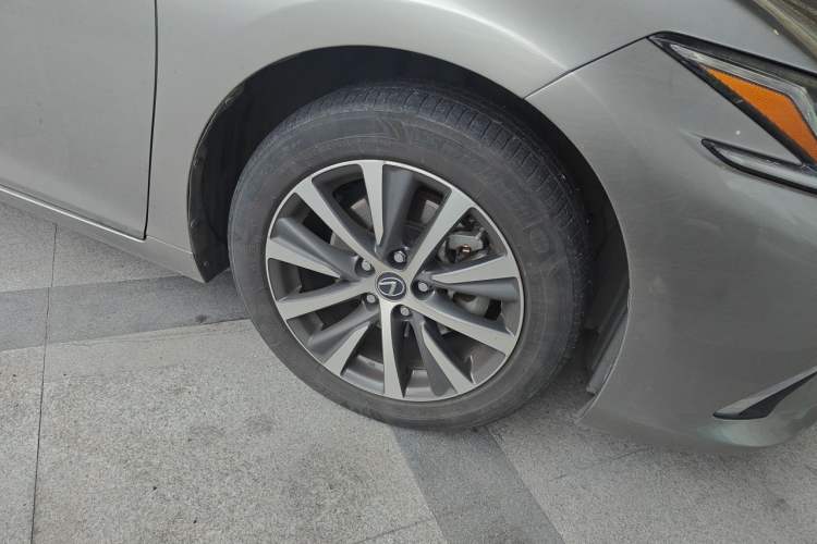 Used Lexus ES 2020 260 Excellence Edition Right Front Wheel Hub