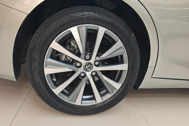 Used Lexus ES 2020 200 Excellence Edition Right Rear Wheel Hub
