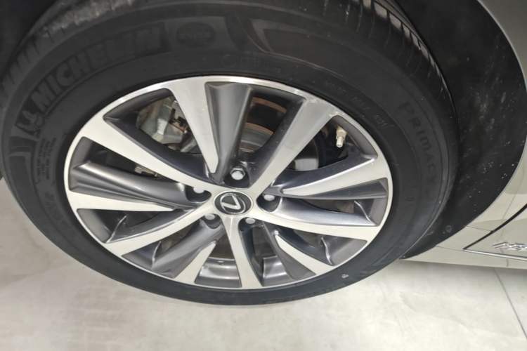 Used Lexus ES 2020 300h Premier Edition Right Rear Wheel Hub