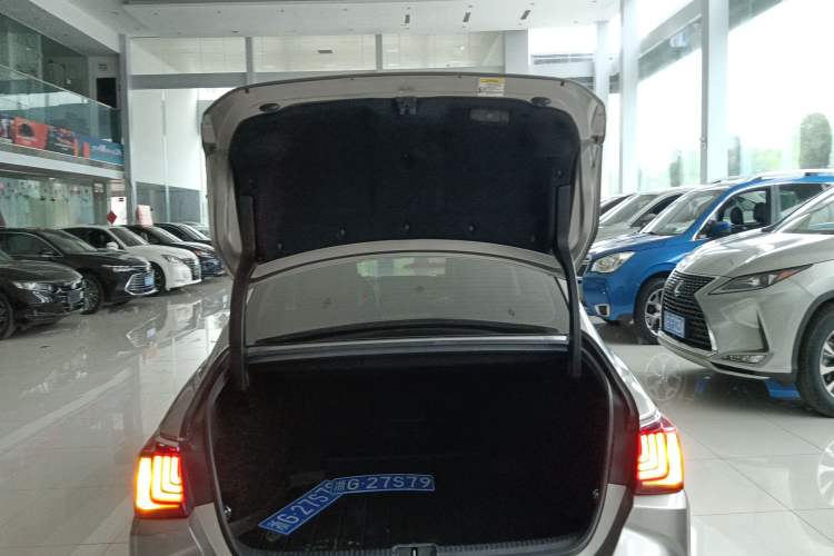 Used Lexus ES 2020 300h Premier Edition Trunk