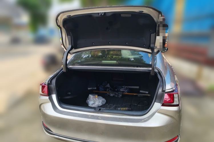 Used Lexus ES 2020 300h Deluxe Edition Trunk