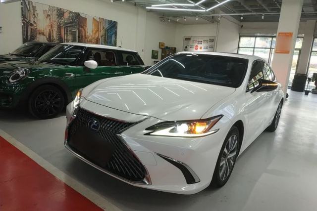 Ojetý Lexus ES 2020 300h Premier Edition