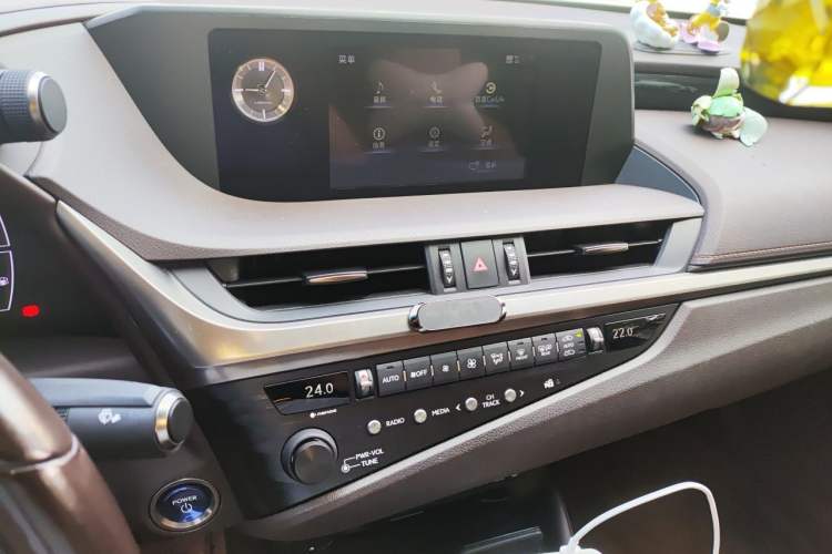 Used Lexus ES 2020 300h Premier Edition Audio And AC Panel
