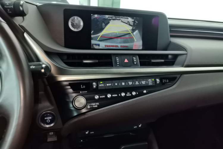 Used Lexus ES 2020 300h Premier Edition Audio And AC Panel