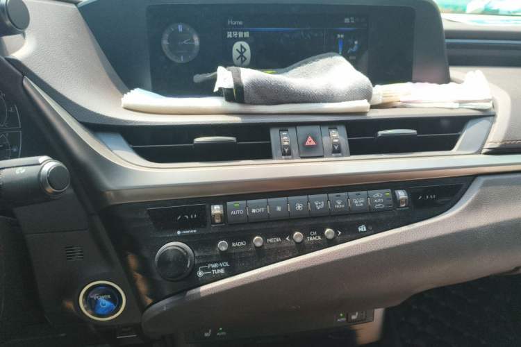 Used Lexus ES 2020 300h Premier Edition Audio And AC Panel