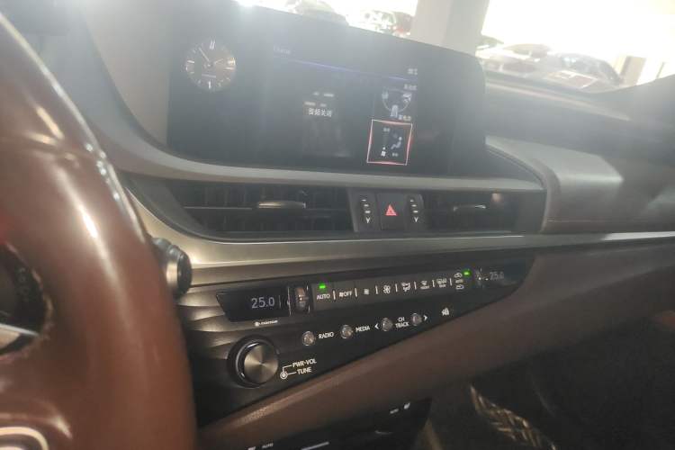Used Lexus ES 2020 300h Premier Edition Audio And AC Panel