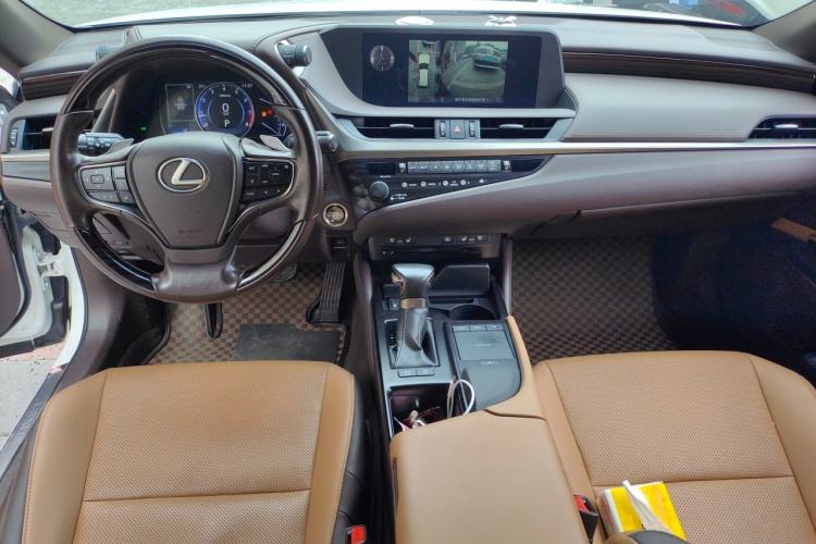 Used Lexus ES 2020 200 Luxury Edition Center Console