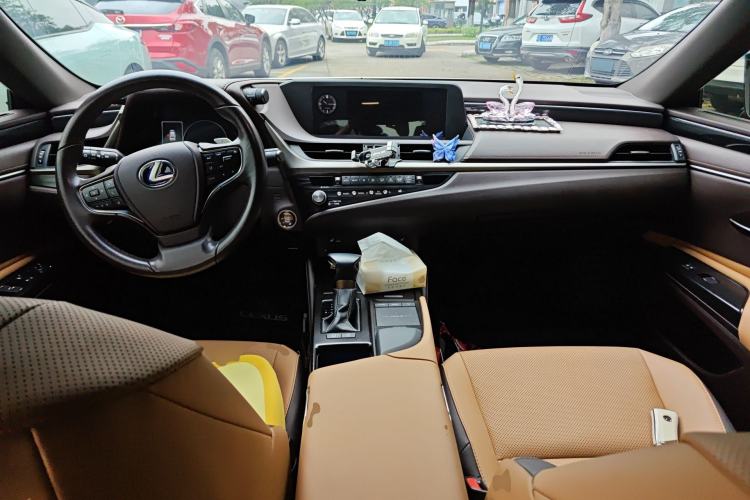 Used Lexus ES 2020 200 Excellence Edition Center Console