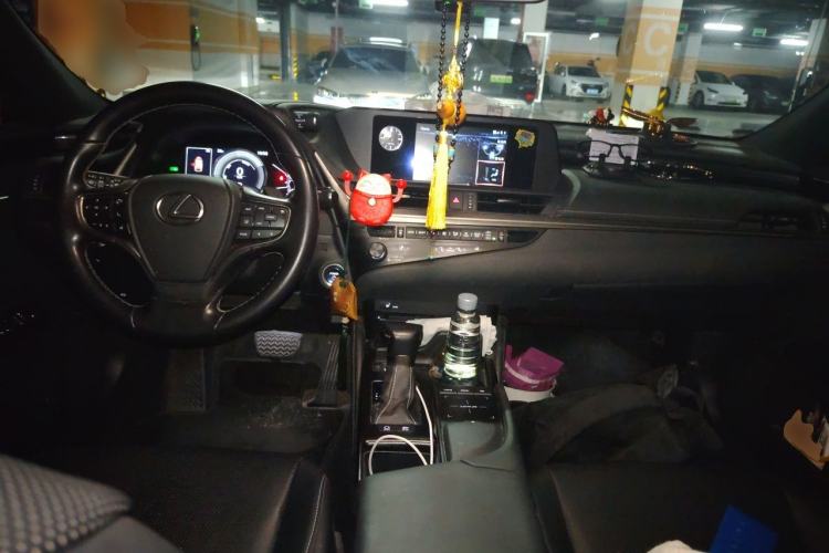Used Lexus ES 2020 300h Premier Edition Center Console