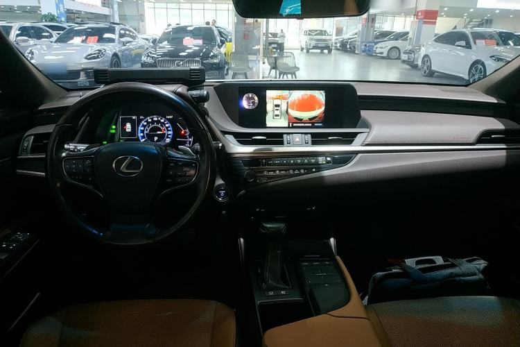 Used Lexus ES 2020 300h Premier Edition Center Console