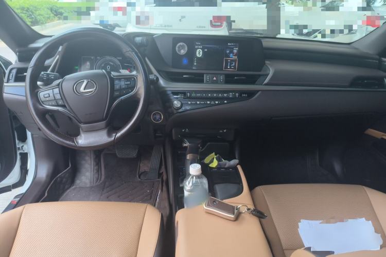 Used Lexus ES 2020 300h Premier Edition Center Console