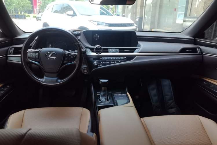 Used Lexus ES 2020 200 Excellence Edition Center Console