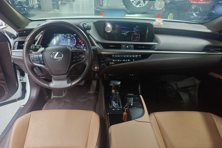 Used Lexus ES 2020 260 Excellence Edition Center Console