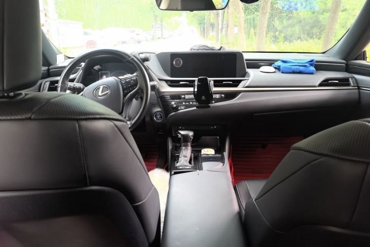 Used Lexus ES 2020 300h Premier Edition Center Console