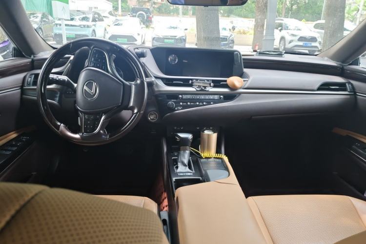 Used Lexus ES 2020 200 Luxury Edition Center Console