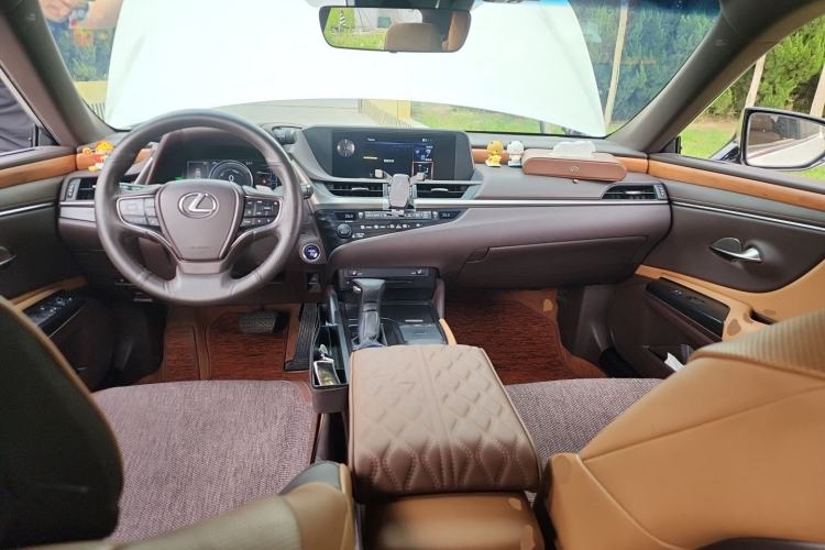 Used Lexus ES 2020 300h Premier Edition Center Console