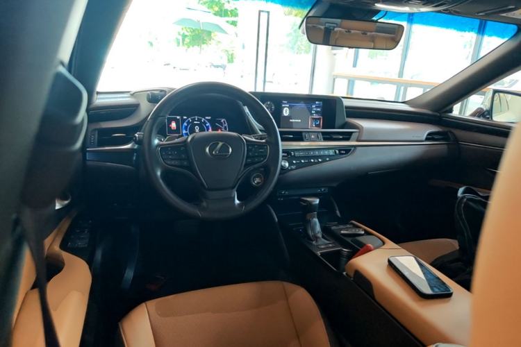 Used Lexus ES 2020 200 Excellence Edition Center Console