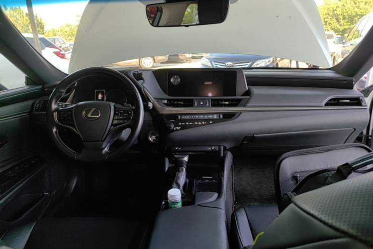 Used Lexus ES 2020 200 Excellence Edition Center Console