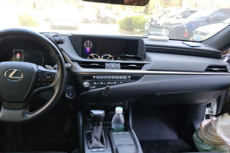 Used Lexus ES 2020 300h Premier Edition Center Console