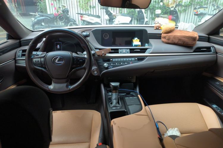 Used Lexus ES 2020 200 Excellence Edition Center Console