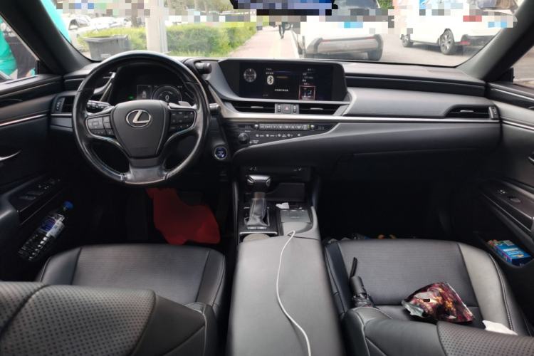 Used Lexus ES 2020 300h Premier Edition Center Console